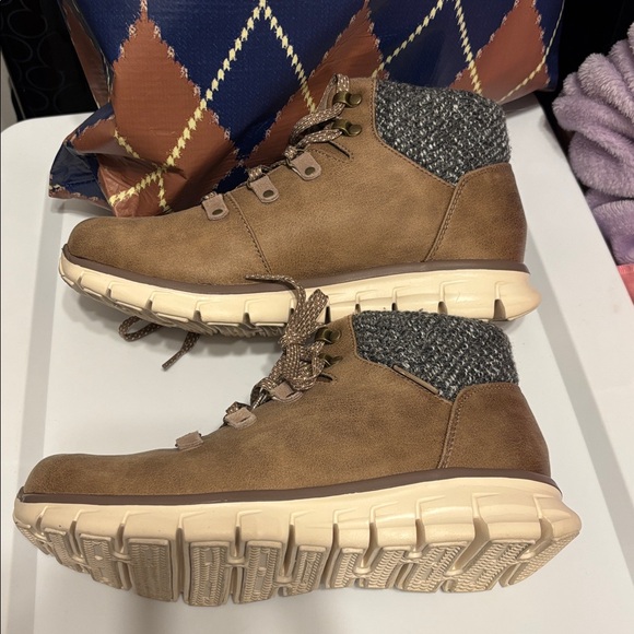 Ladies Skechers boots - Picture 2 of 9